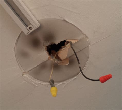 ceiling electrical box has no screws visible|electrical box screwed into ceiling.